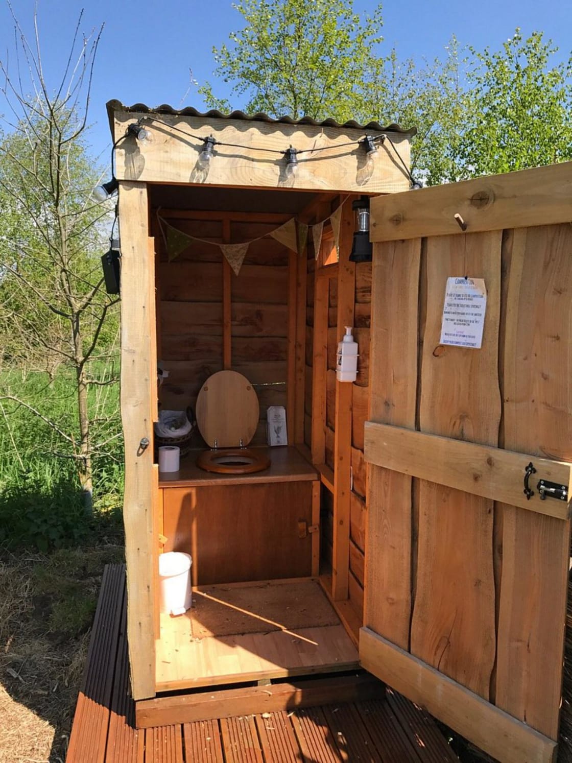 Grange Wood Glamping
Quirky Hut composting toilet