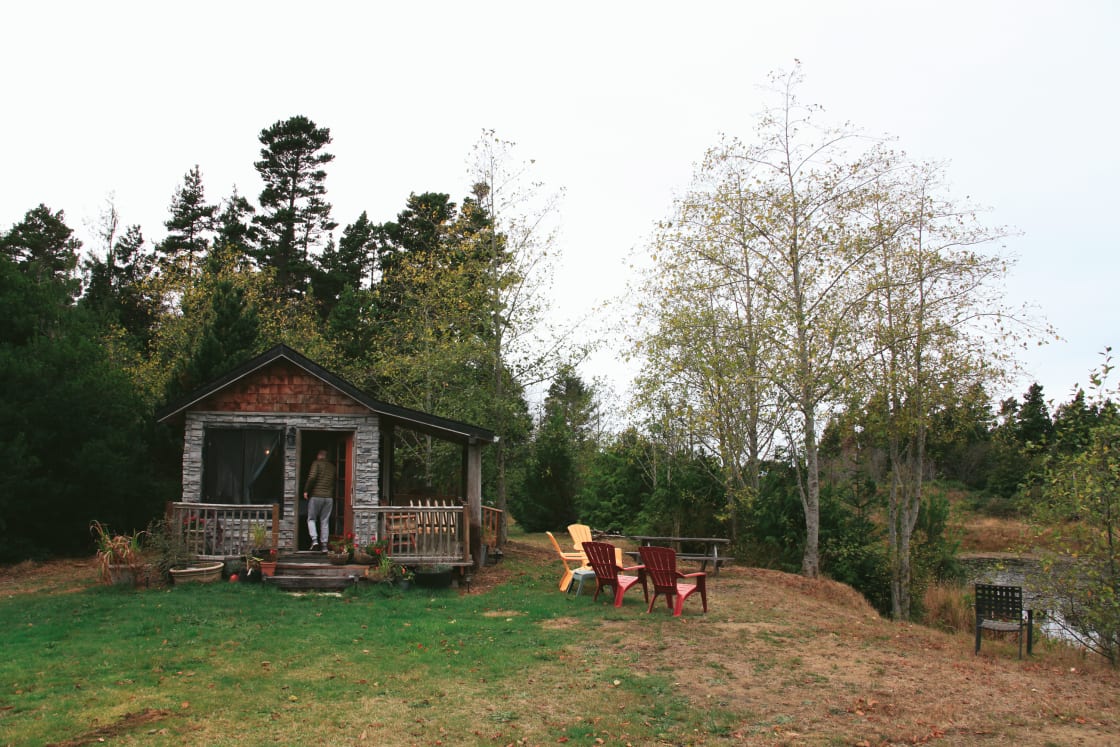 The Cabin is a great private little retreat which makes you feel isolated and peaceful even though you are not too far from town!