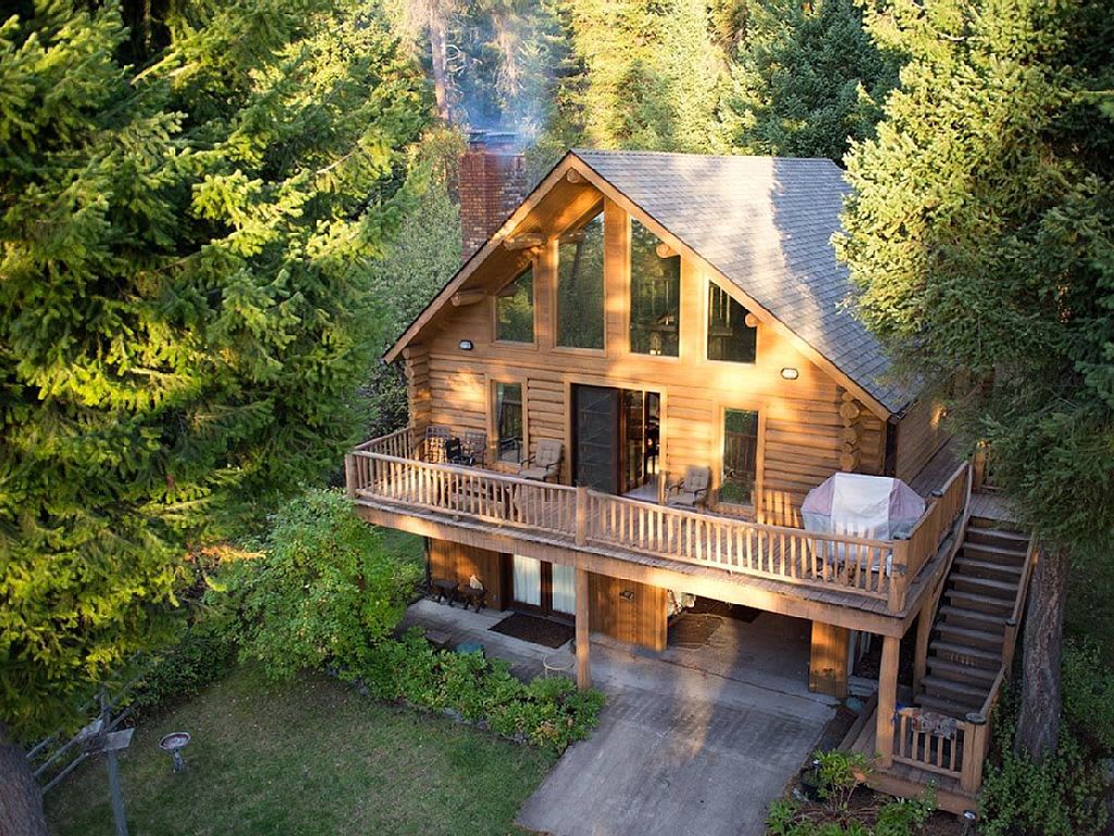 Cozy log home tucked in the woods with lake front access