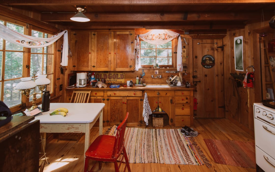 Cabin: Full Kitchen with everything you need (we used the griddle to make sausages, nom!)
