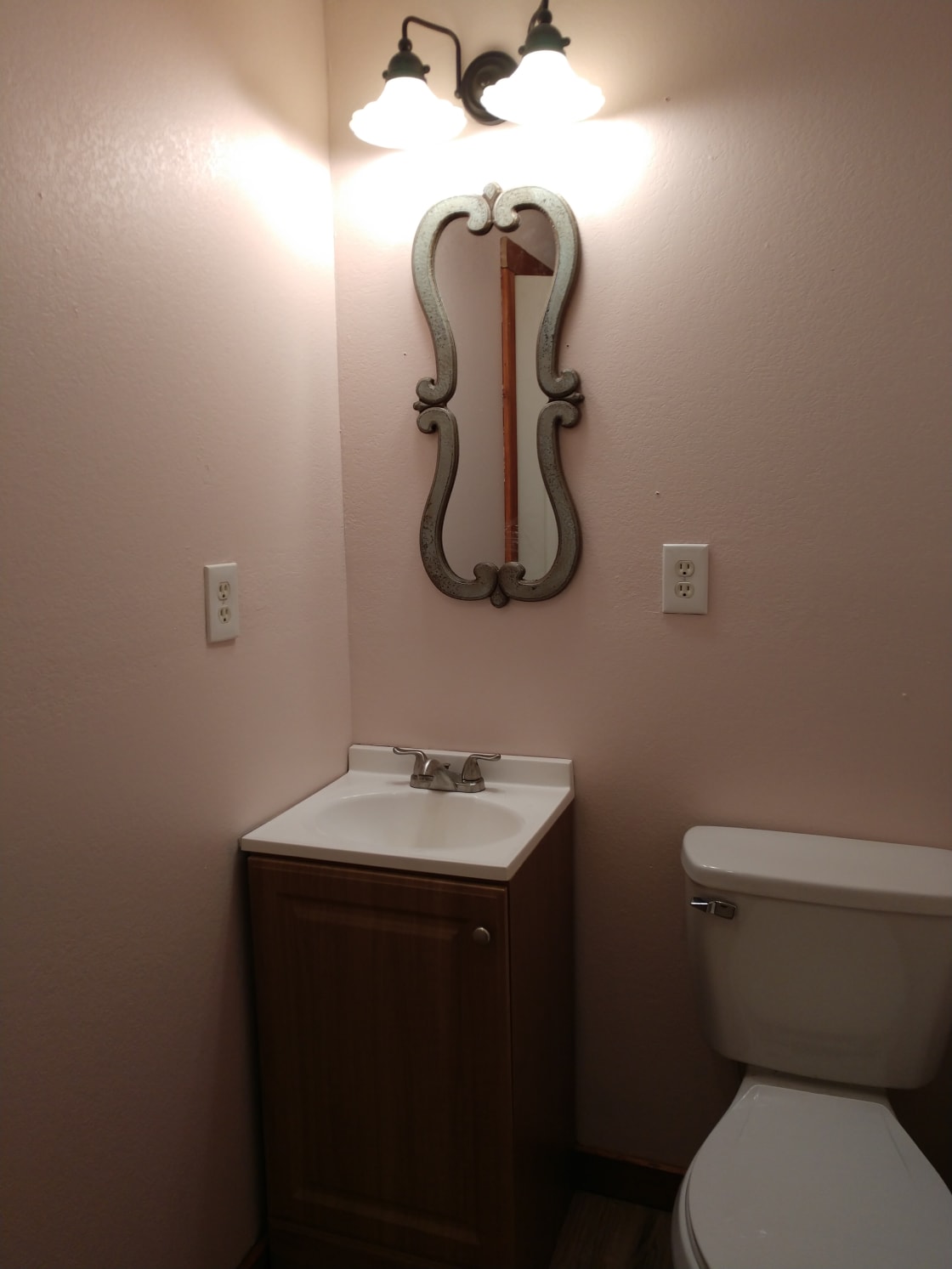 Full bathroom for your convenience. 