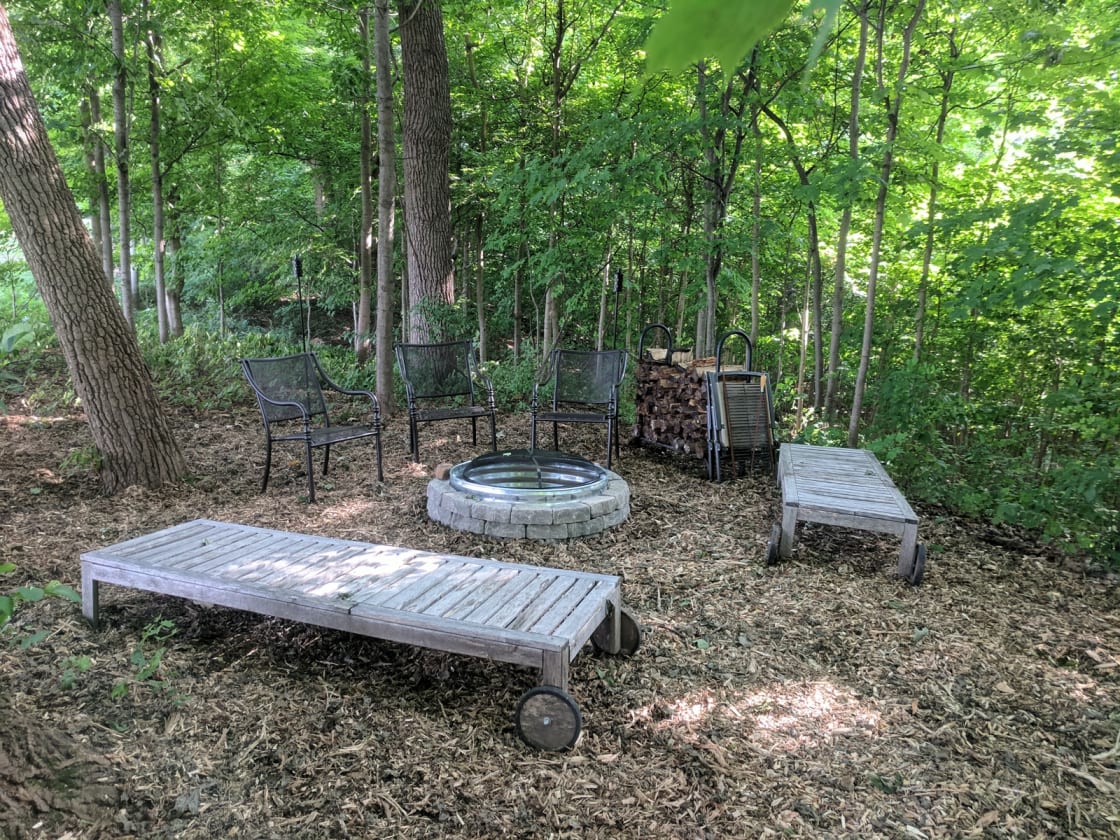 Nice cozy firepit / social area - - Some chairs and benches provided. Free firewood included....