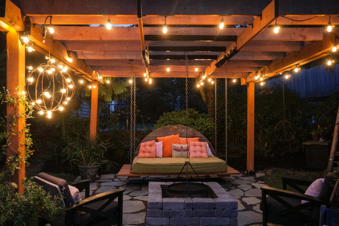 Swing bed, fire pit and mood lighting!