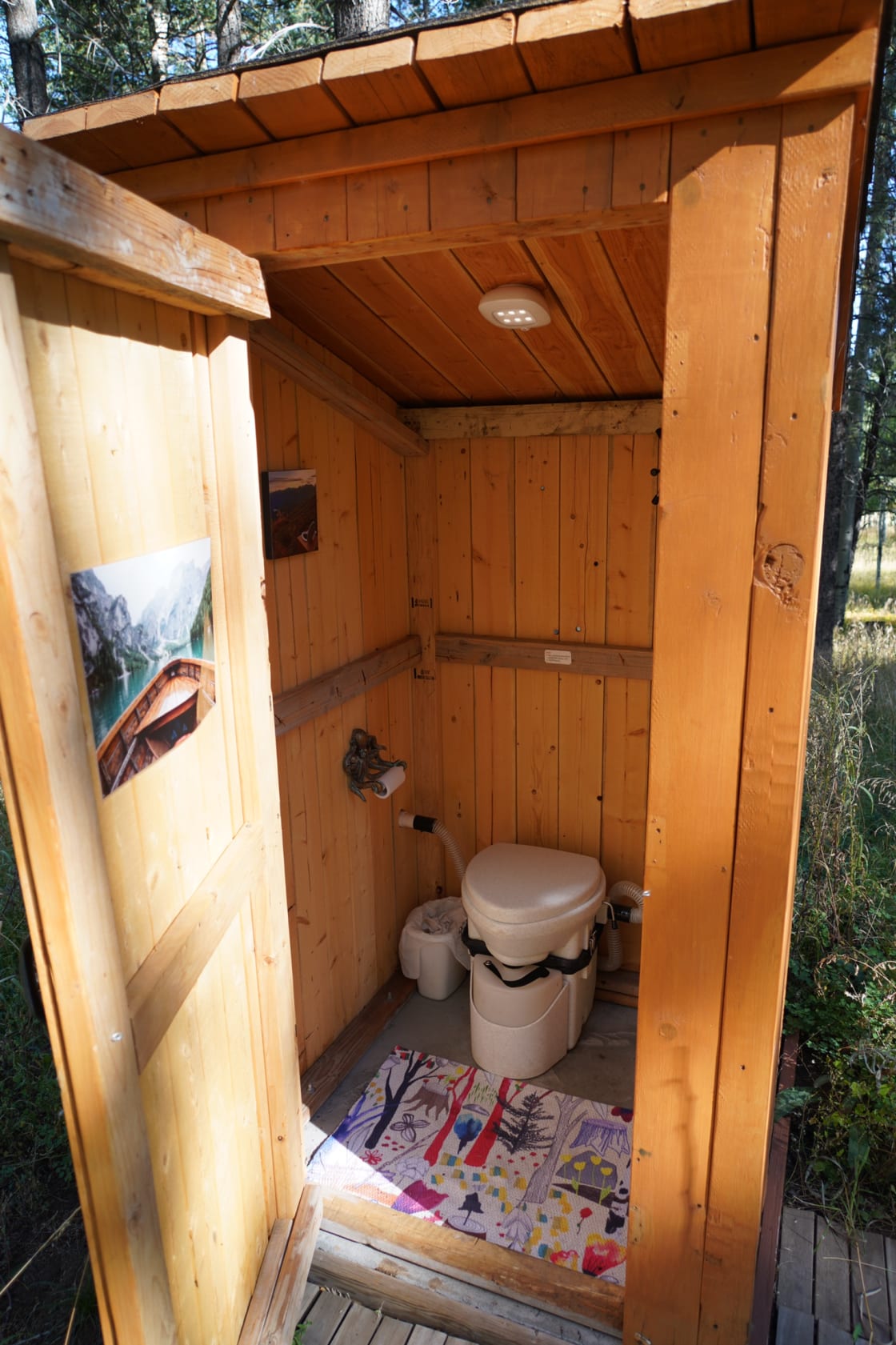 Very clean and odorless composting toilet