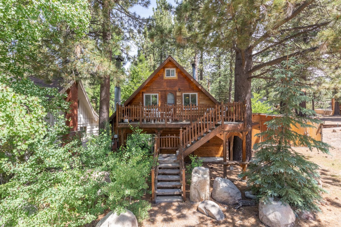 "The cabin was a perfect weekend getaway! It was clean and had every amenity to make us feel comfortable, and directions were easy to find. About 30 mins away from Big Bear Lake but there was a nice smaller lake just steps away. Sipping coffee outside on the deck was just what I needed :)" - Lukas, Aug 2021