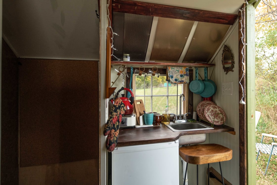 The tiny house has everything you'd need for a nice glampsite stay!