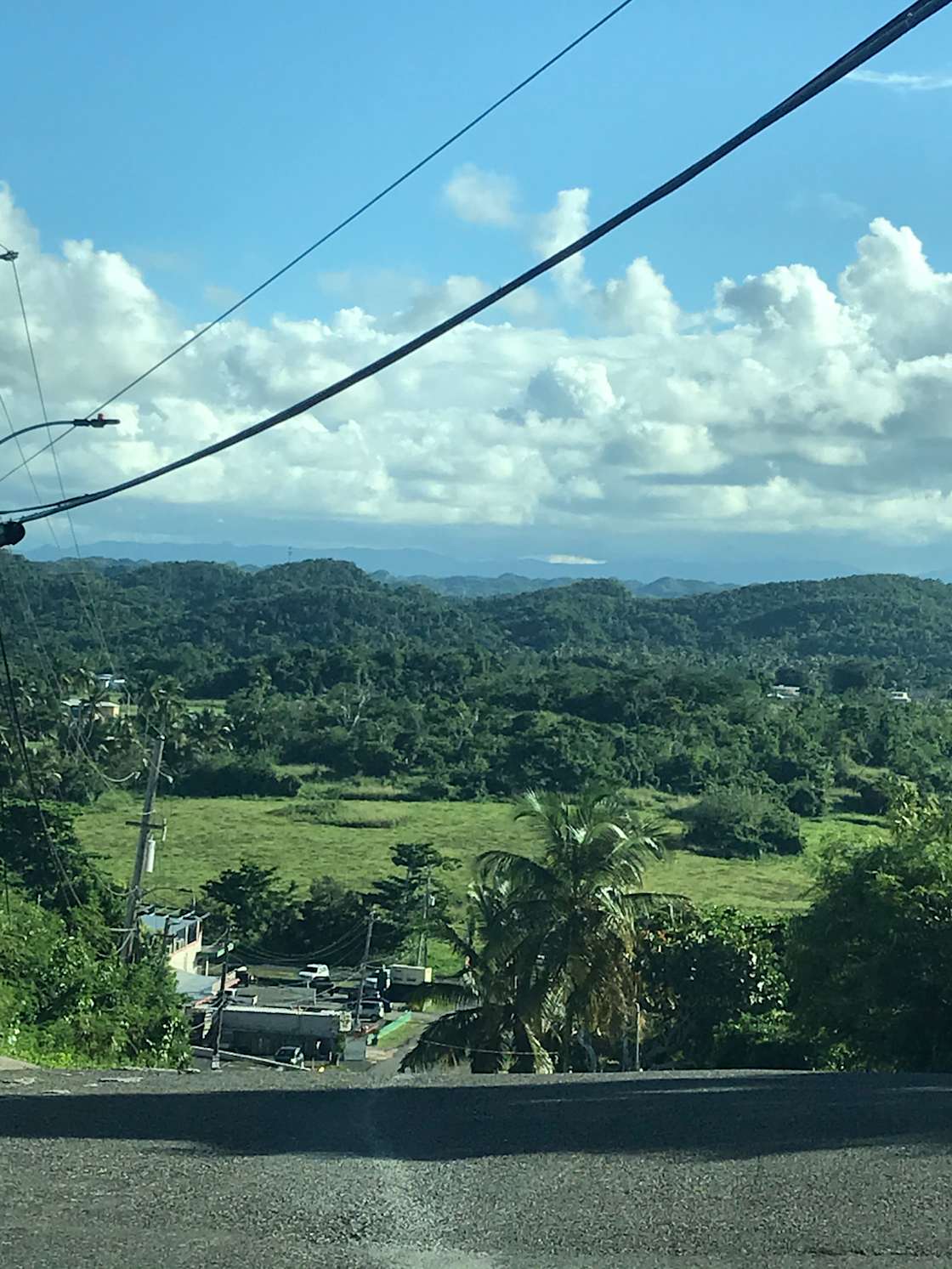 Esta es la vista desde el lado izquierdo del solar. Es hermosa.