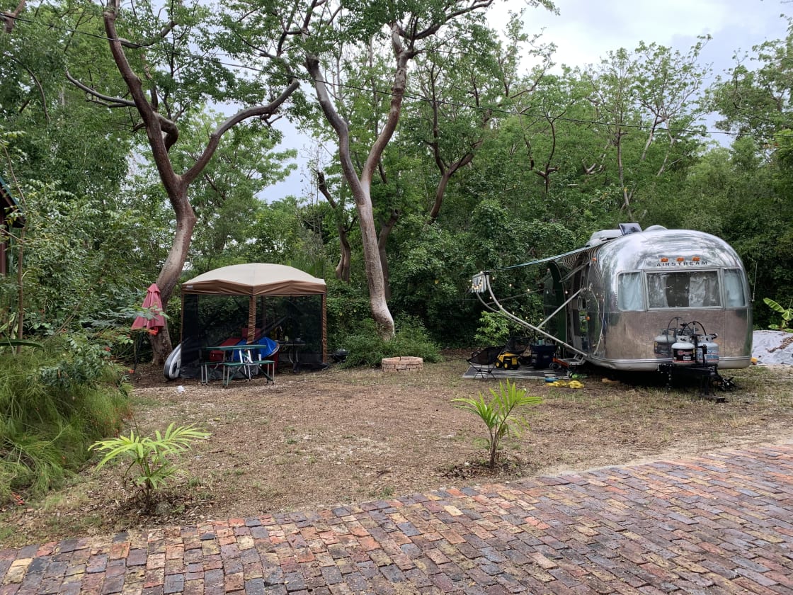 North side site 

25’ airstream, screen enclosure acceptable.
No tent ⛺️ allowed !!

Note: no tents 🏕 allowed !!!