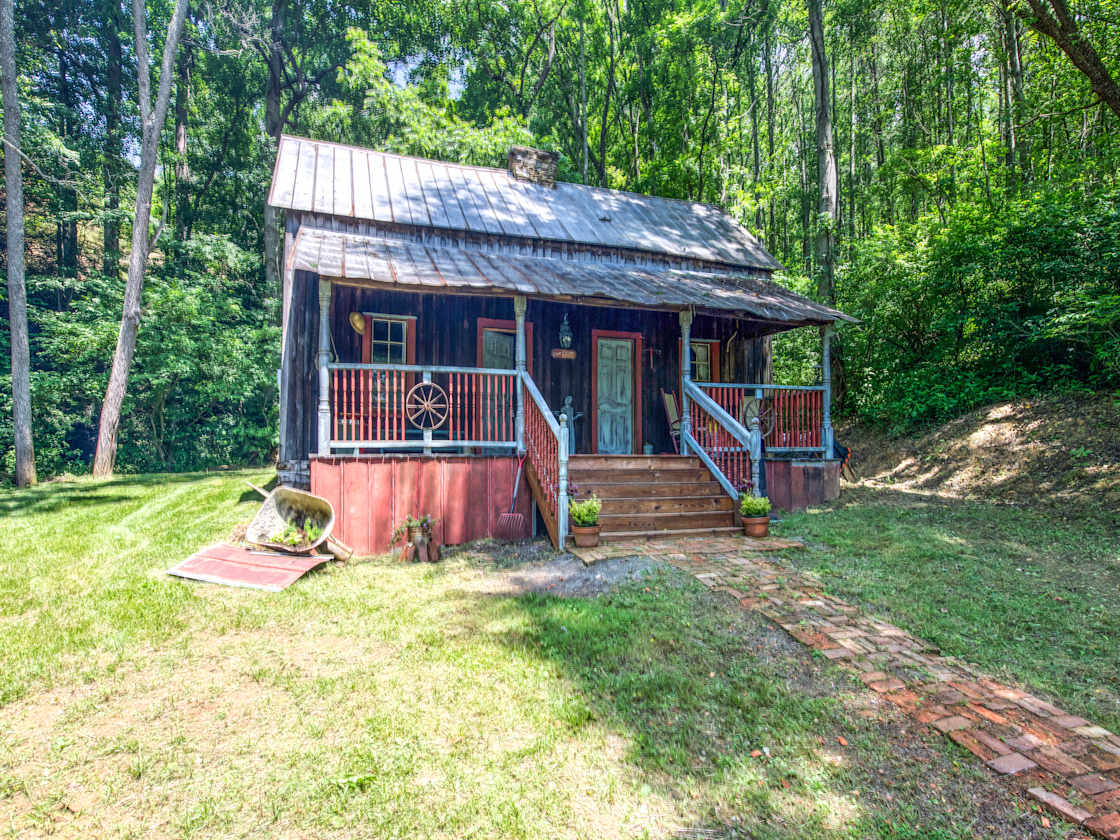 Homestead Hideaway, Livin N Past