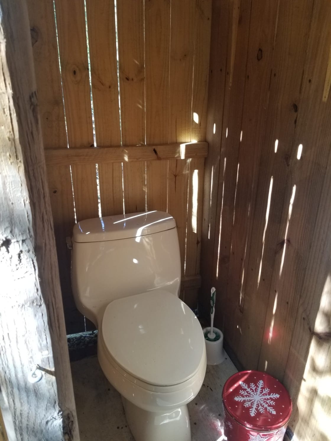 Outdoor flush toilet