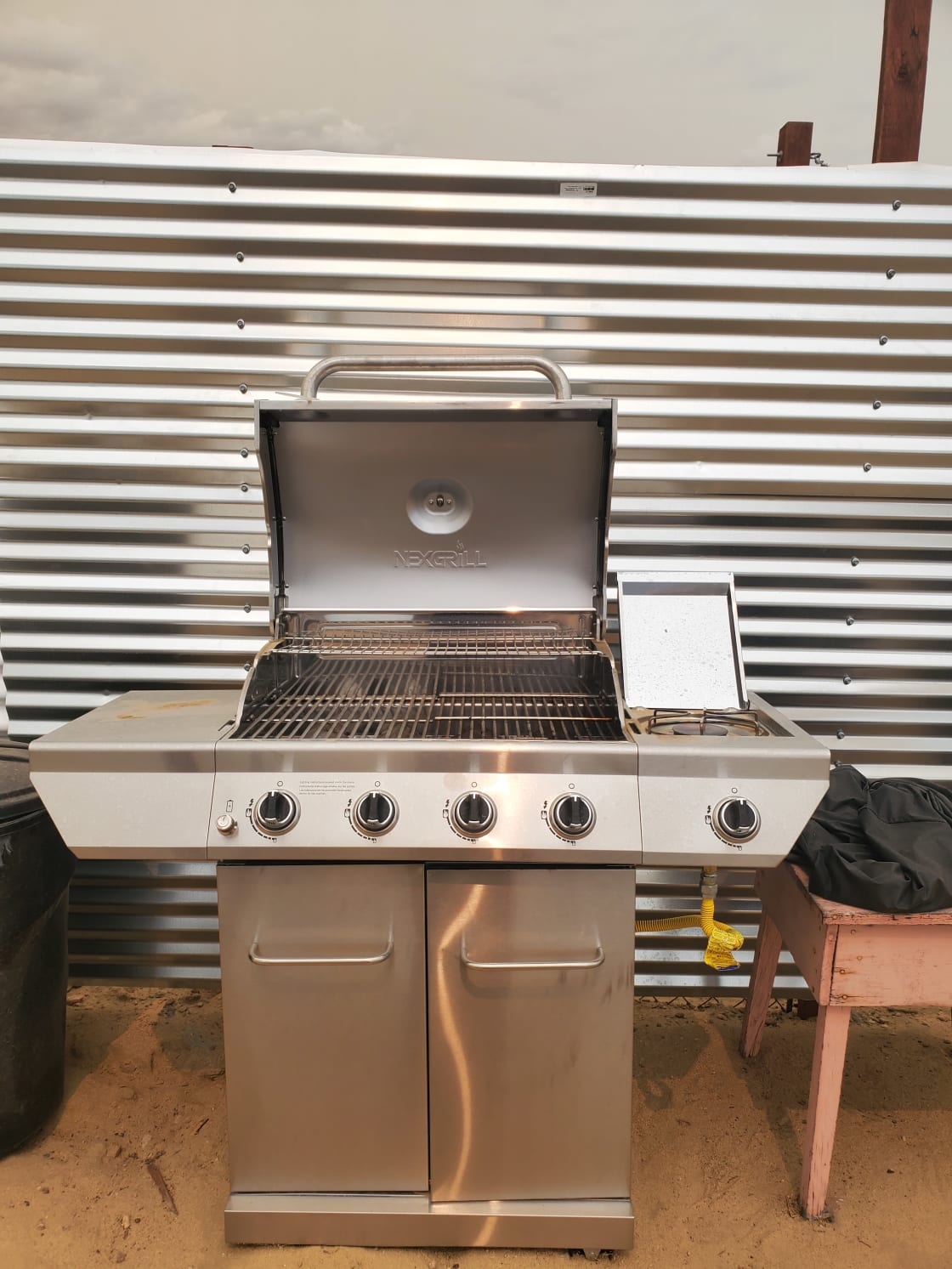 Gas grill for cooking