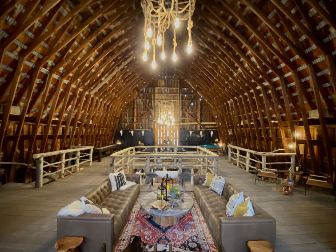 HGTV made some magic happen in our 1930s barn, which glampers use as a clubhouse: lounge areas, billiards, shuffleboard, foosball, giant jenga, flatscreen w/ cable, screen with projector, balcony with stunning views, full kitchen, 2 half baths and shower.