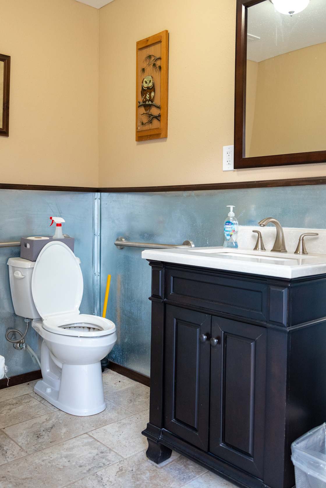 Amenities; Restroom - Interior Super Clean!
