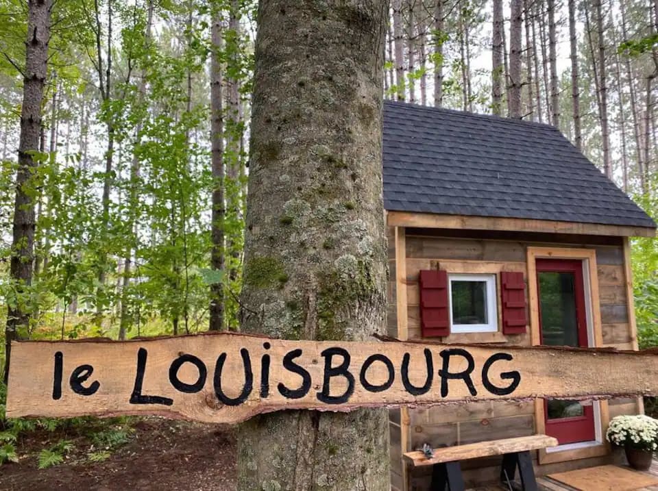 Le Louisbourg is a rustic and historic pioneer cabin located at Hammond Hill