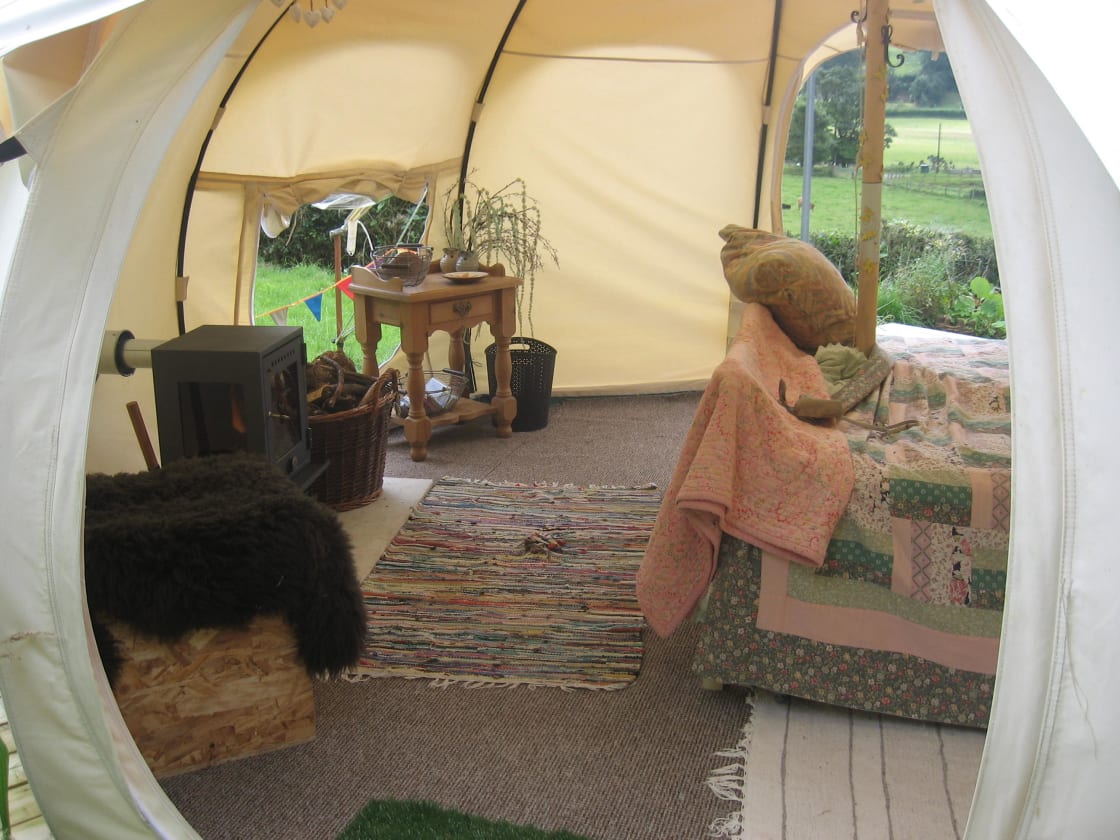 Cosy wood-burner in your tent