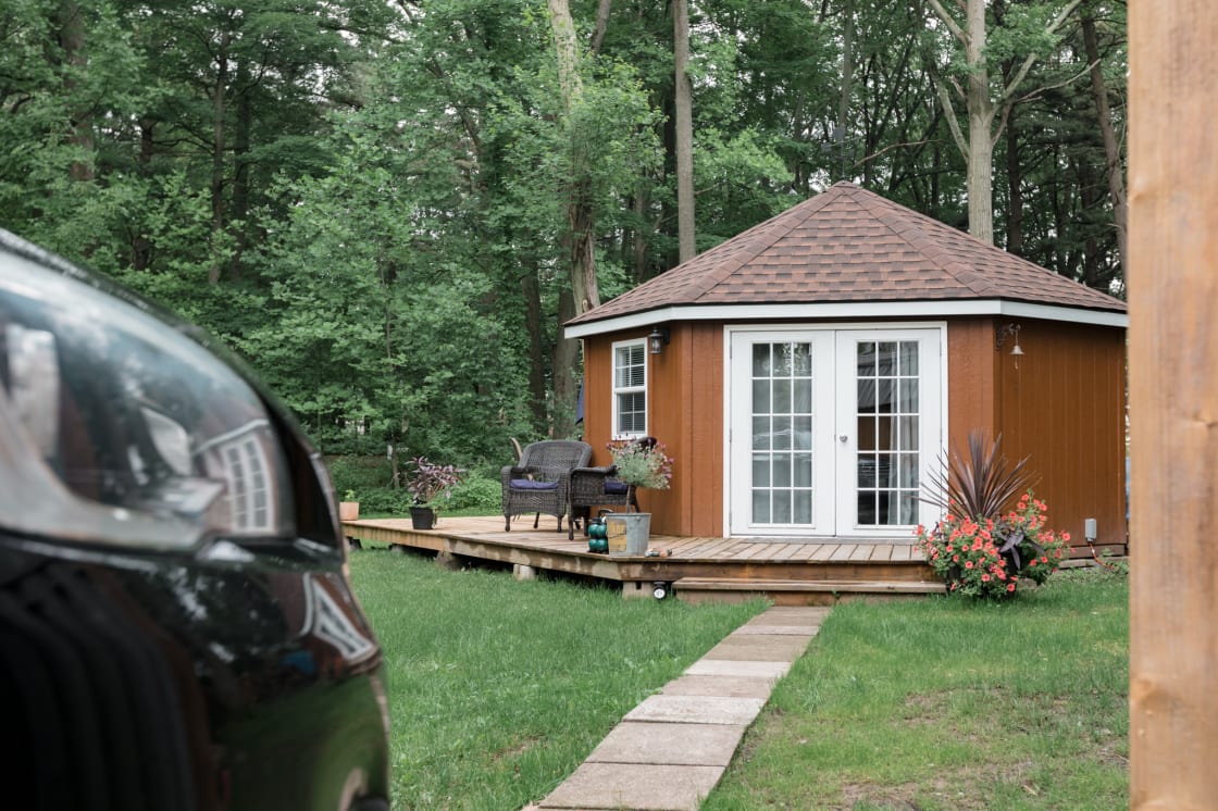 The cabin is in close proximity to where you park your vehicle. Guests have their own driveway and don't need to worry about blocking in the hosts. 