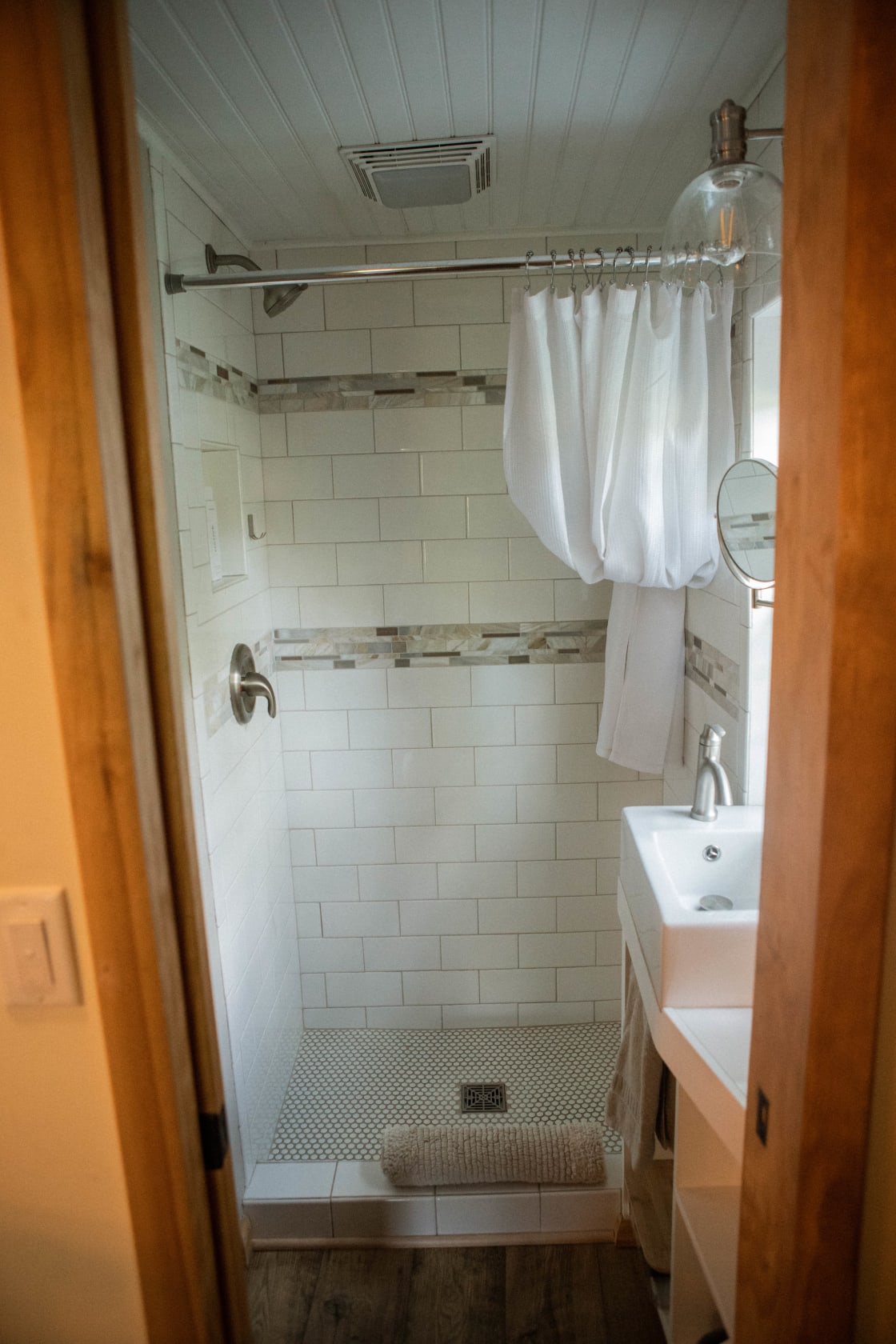 Right inside the front door there is a bathroom equipped with a high quality shower!