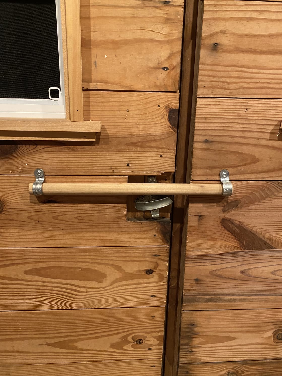 the lock is a piece of wood held by brackets - the door handle itself has no lock