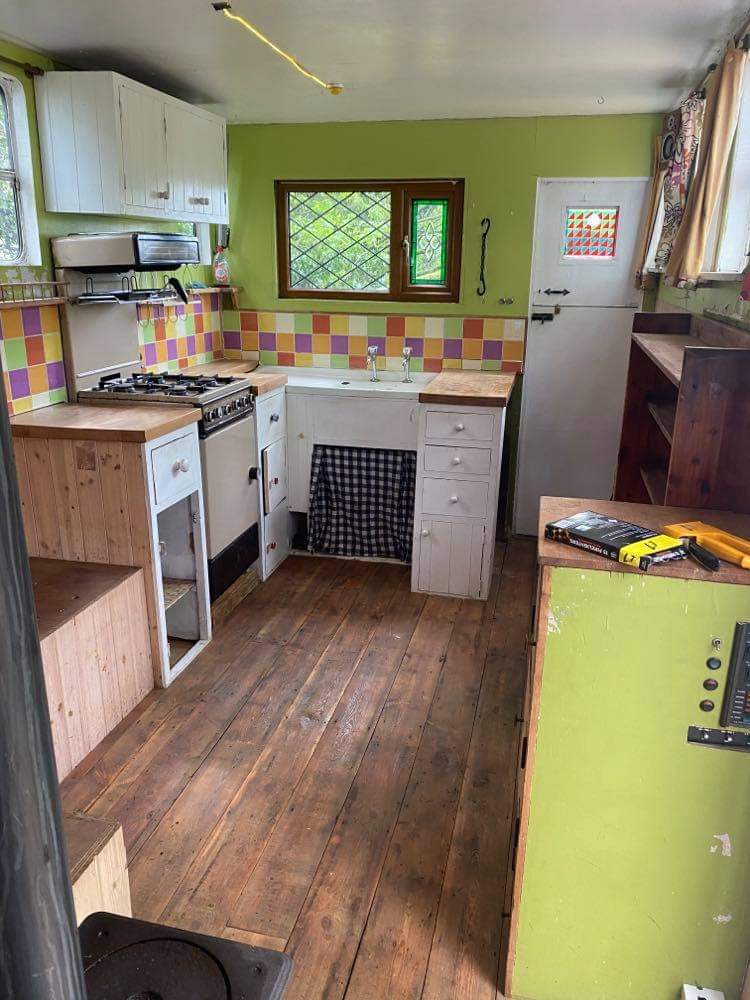 Fully equipped kitchen with cooker, hot water and fridge