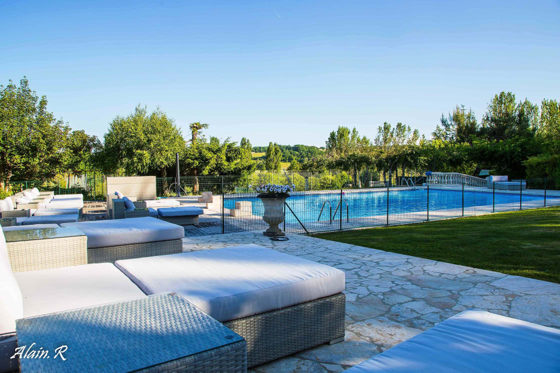 By the pool, relax on the sun loungers enjoying the mild sun of the Pyrenees and the exceptional view of its famous peaks.