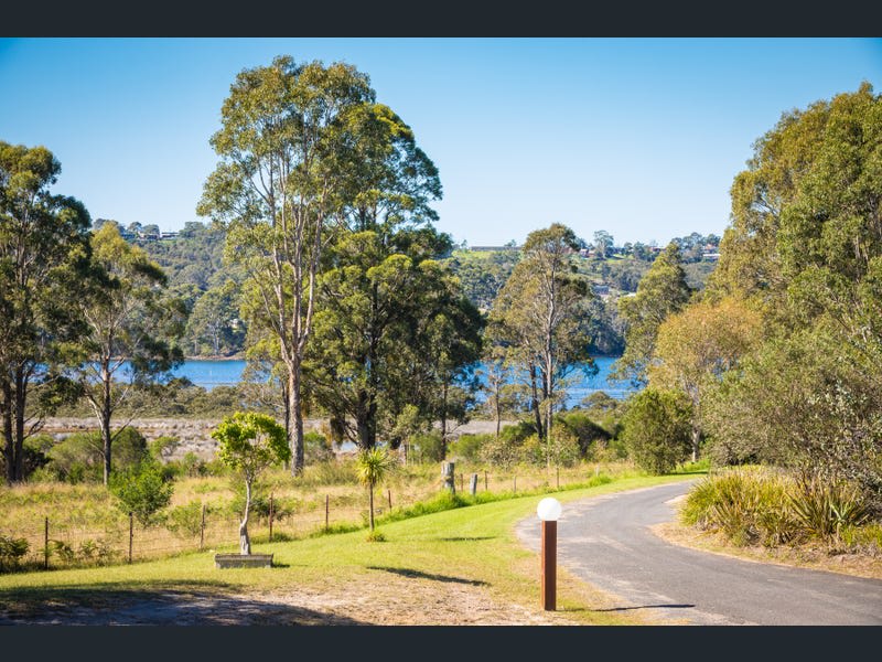 At the end of this road is our Lake access via small boat ramp and jetty. 
Turn right to go down to the camping area