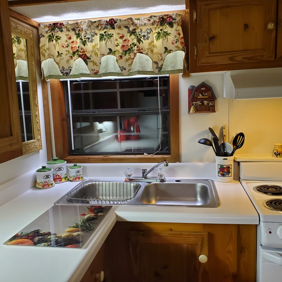 Site 1 - - Fully equiped kitchen inside the Country Cabin 