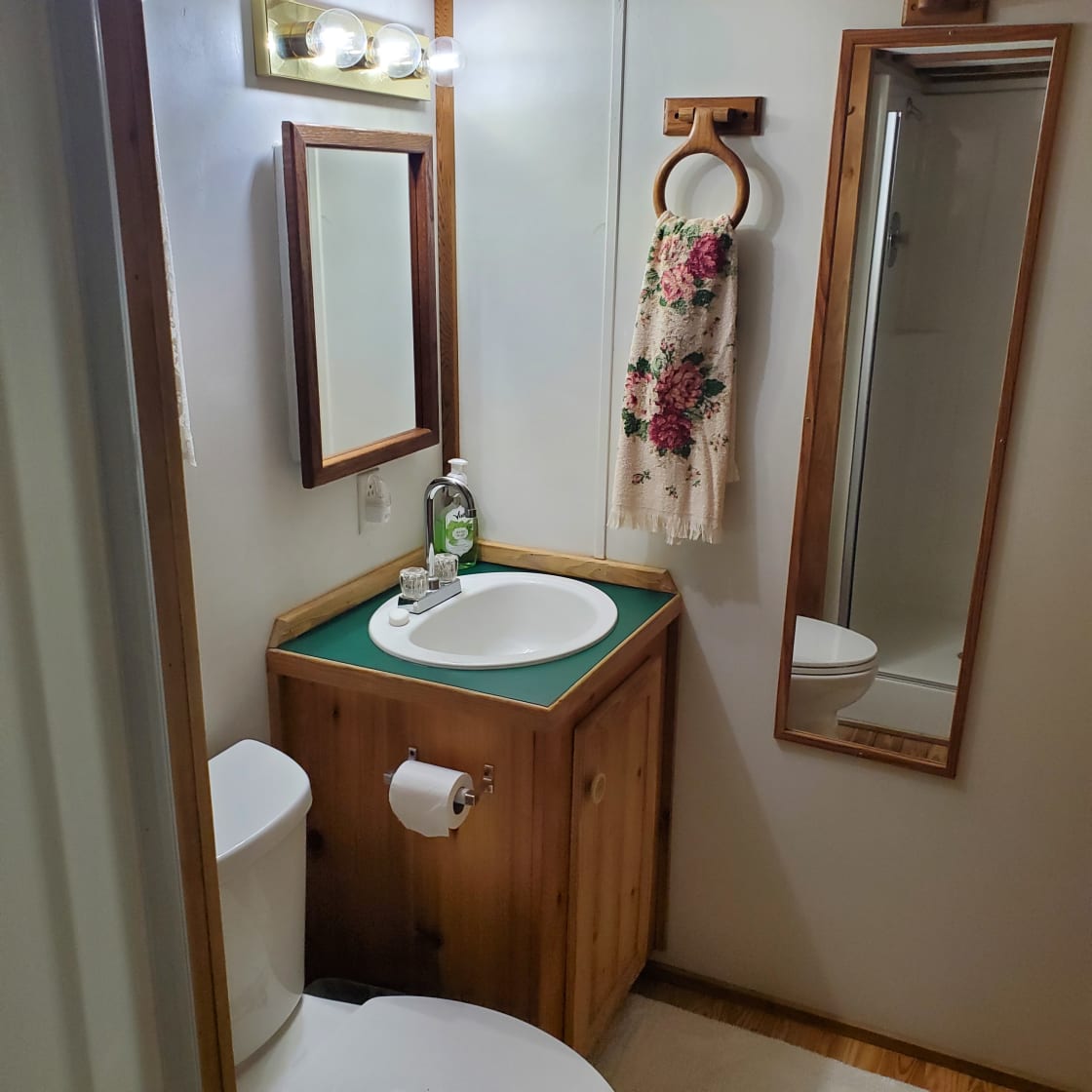Site 1 - - Clean bathroom with shower - Country Cabin 