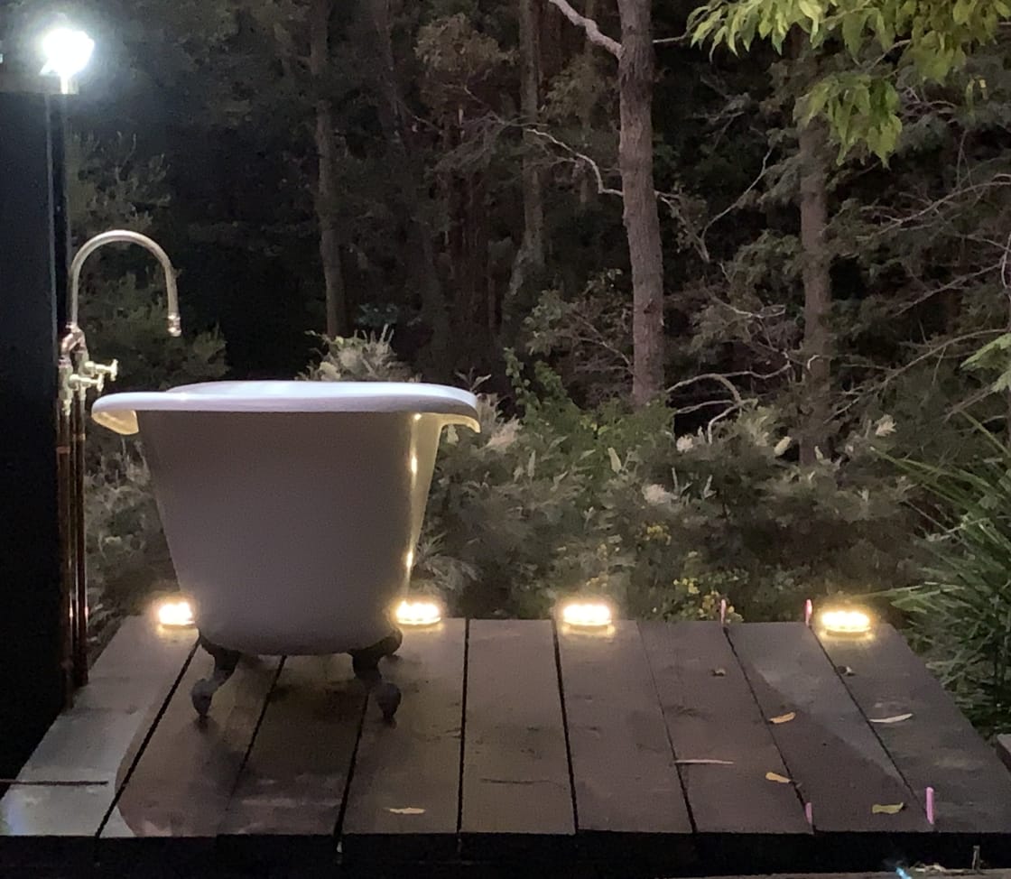 Hot or cool bath under the starry sky