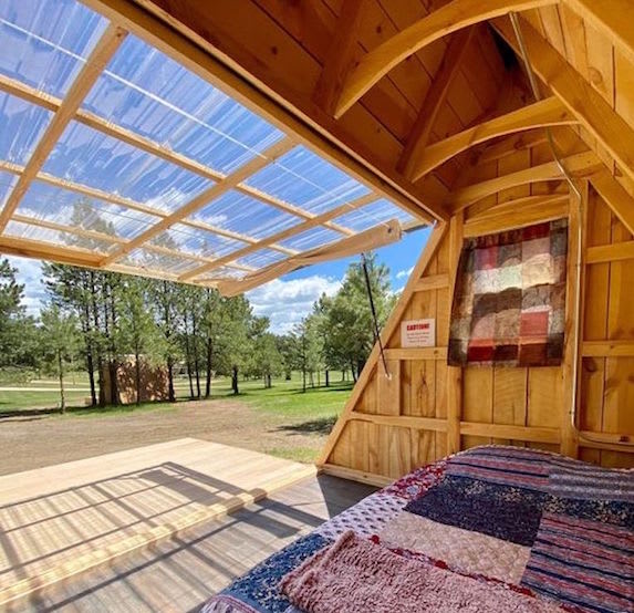 Stargazer A-Frame. King/Queen beds, electricity, private bath, refrigerator, coffee/tea, fan, picnic table, BBQ, deck, linens and towels.. Nature as it's meant to be. 