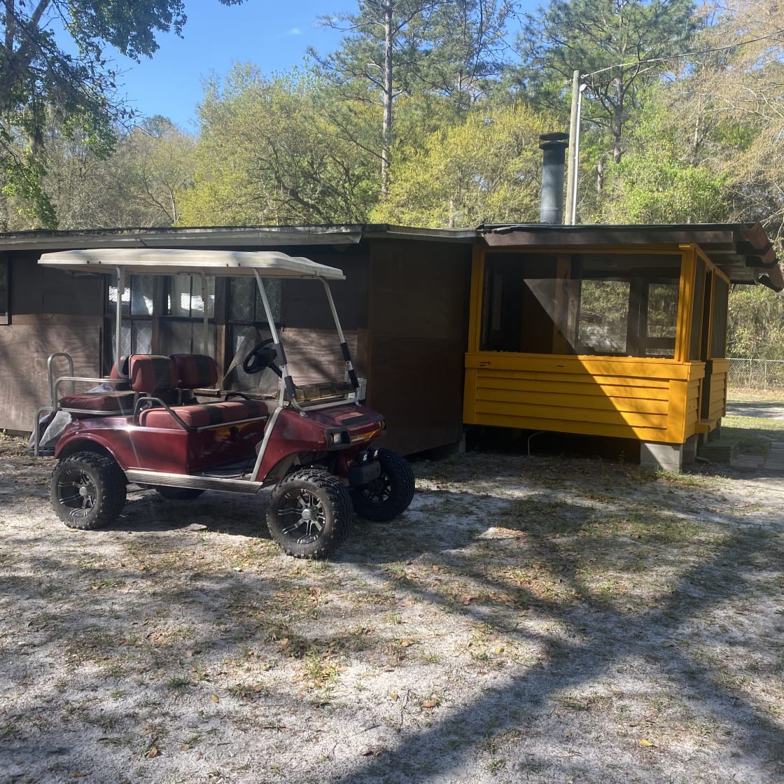 Tiny cabin with complimentary use of Golf Cart!