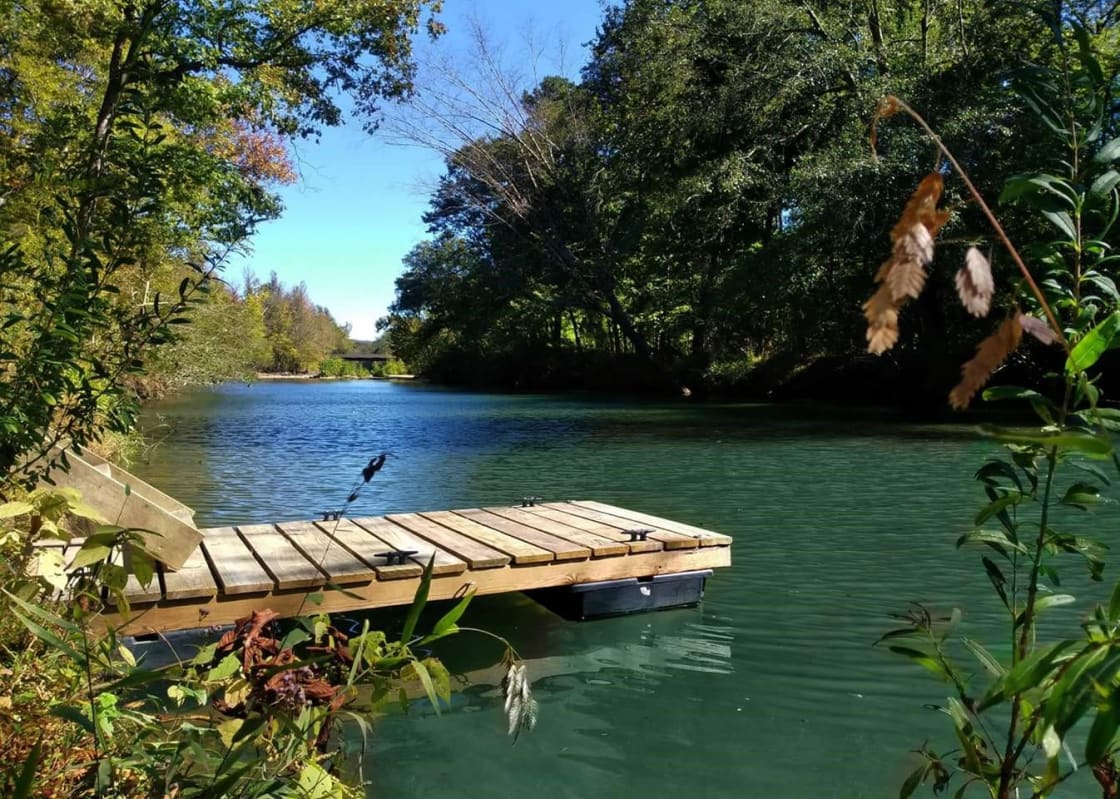 The floating dock is available all year, except during or just after flooding.  The property extends to both sides of the river for almost 1/3 mile. 