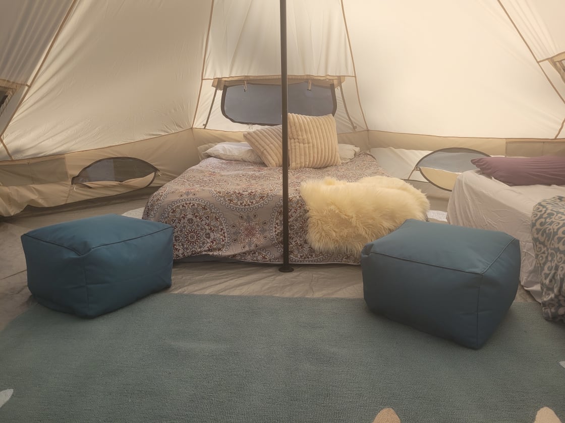 Double bed and single beds. The tent is customized to you!