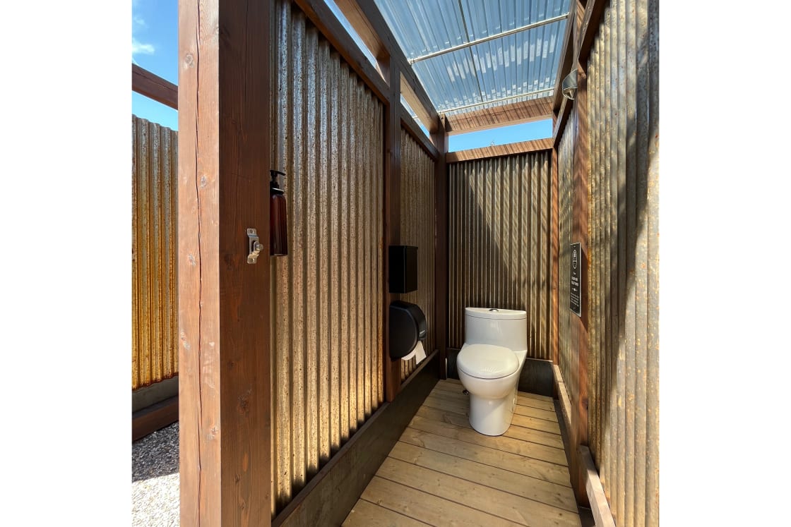 Flushing toilets = a must when glamping.