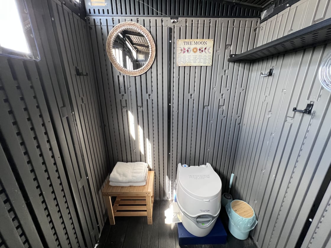 Upgraded potty room. Towels provided. 