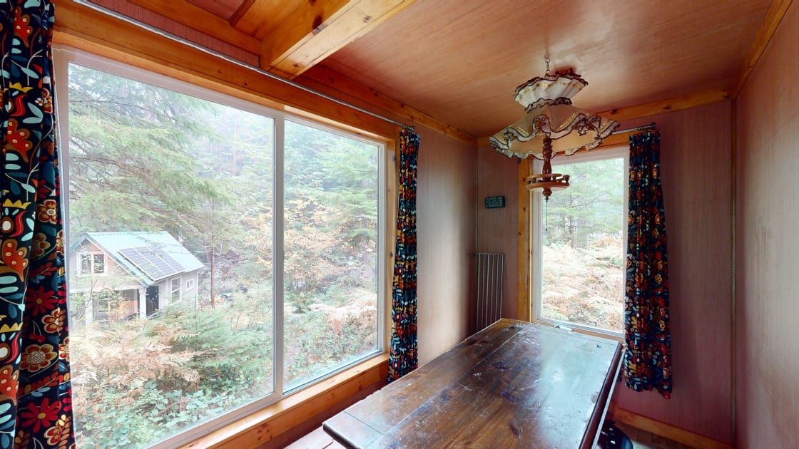 Play board games or write your new novel at the large table, view of the lower cabin