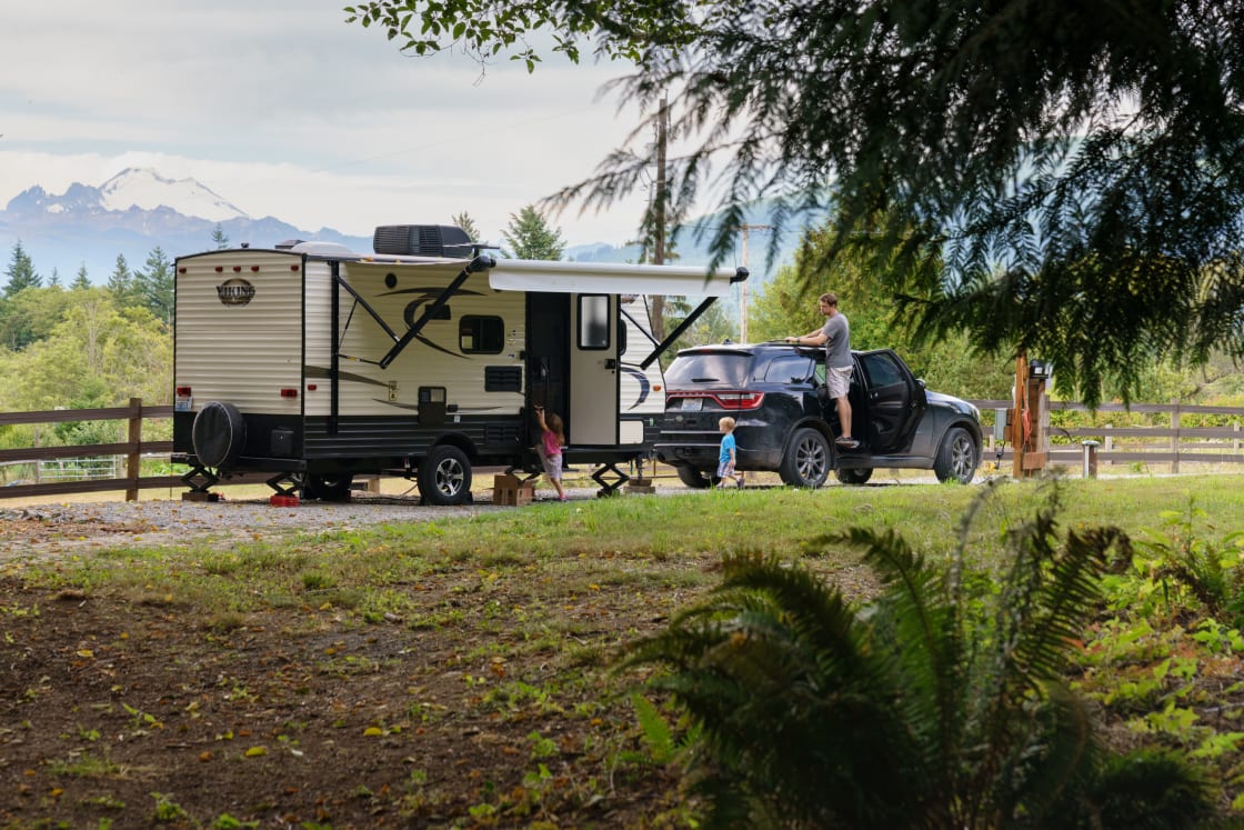 The views from the RV site are stunning! All the open space and access to electricity, bathroom, firepit and grill. Across the road you cans see the horses play and walk around in nature.
