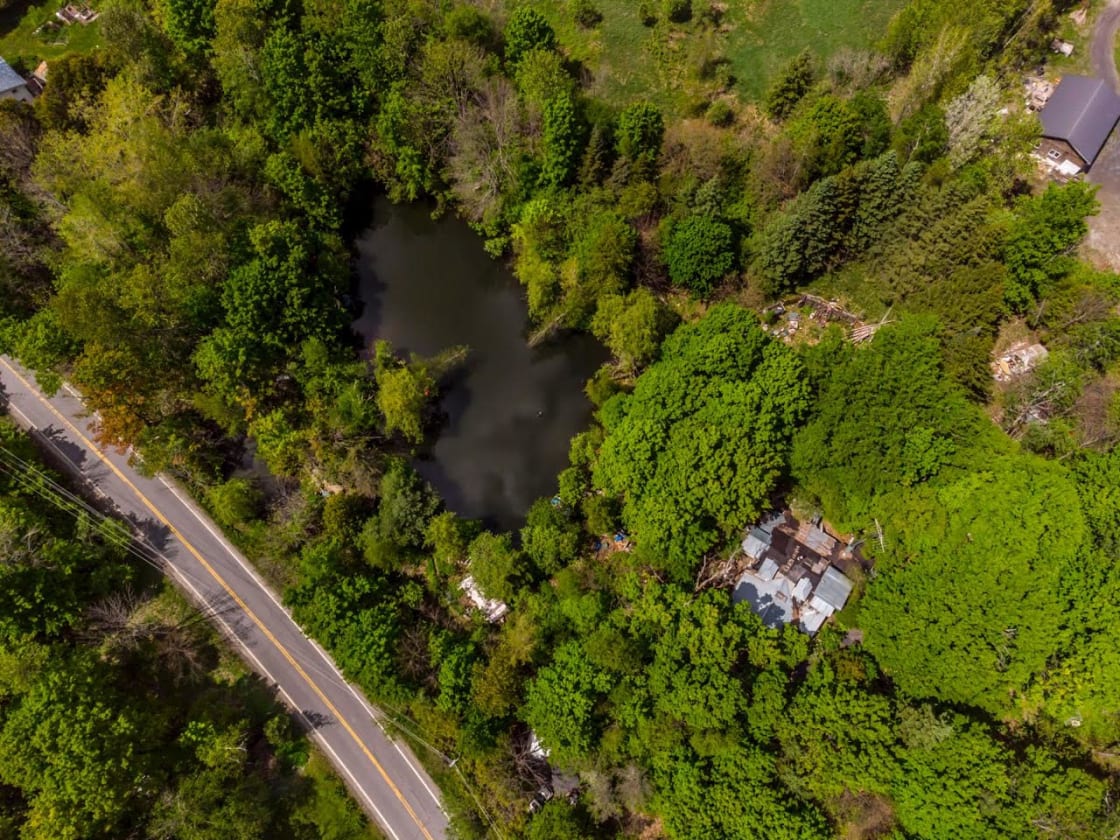 DRONE VIEW OF 6 ACRES OF TREES AND WATER IN FITCH BAY / STANSTEAD TOWNSHIP  15 MINUTES FROM MAGOG AND 15 MINUTES FROM THE VERMONT USA BORDER .  
