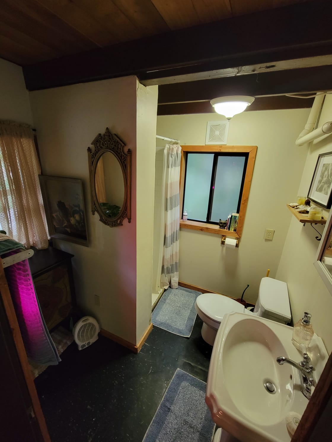 Fully functional bathroom with a shower (and lots of hot water!)