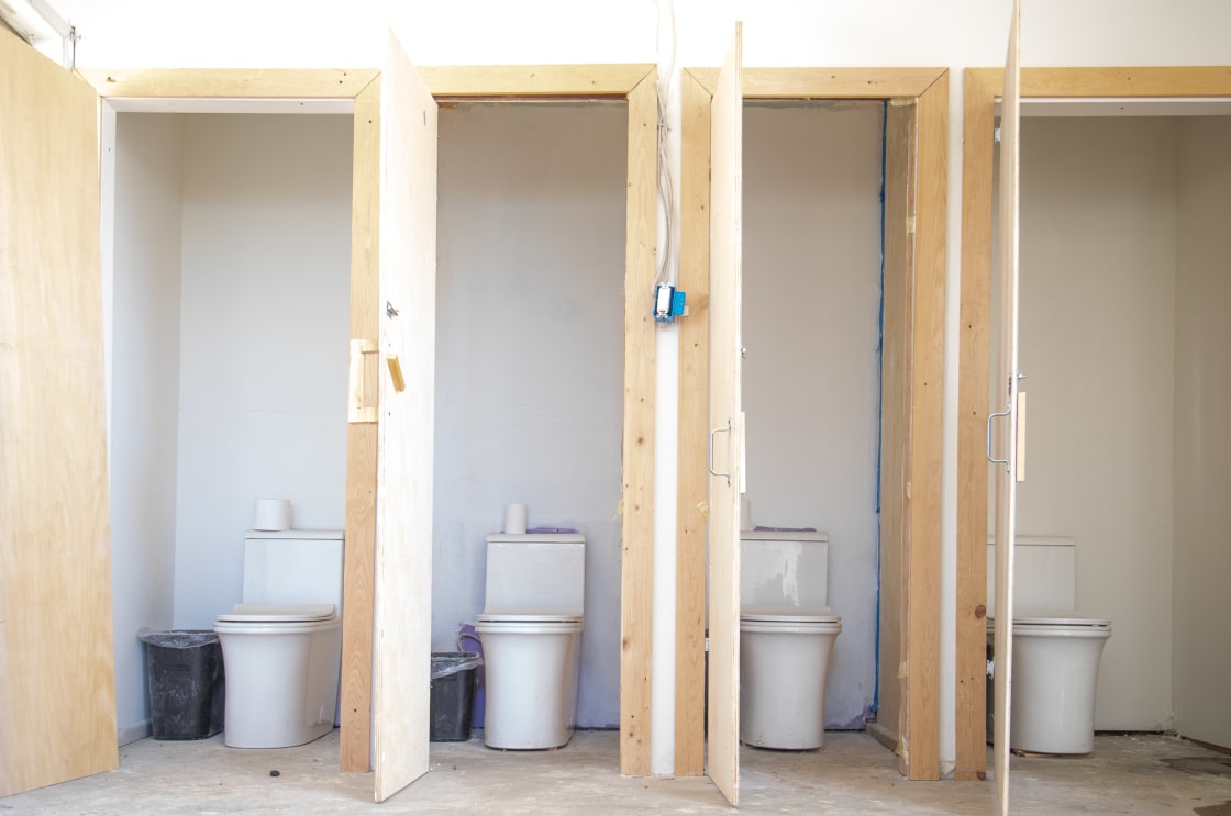 4 fully functioning bathrooms