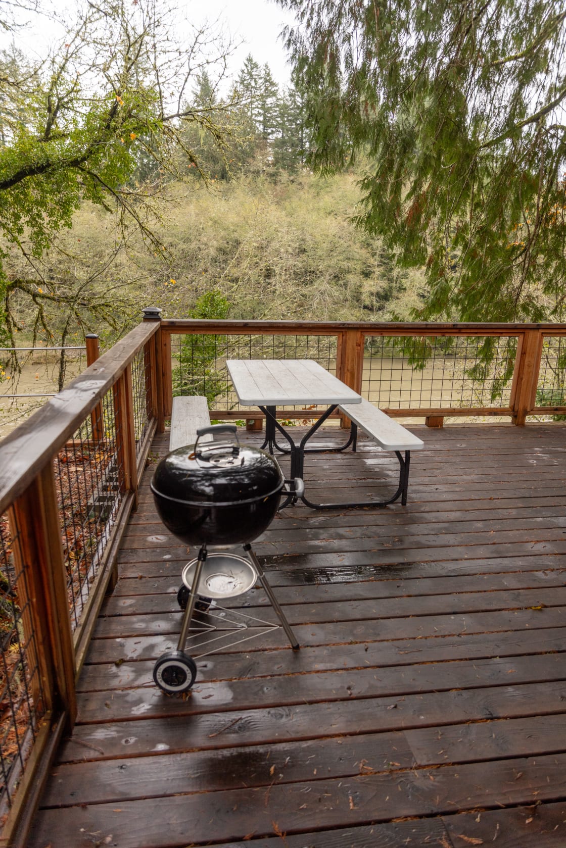 Grill with views of the river 
