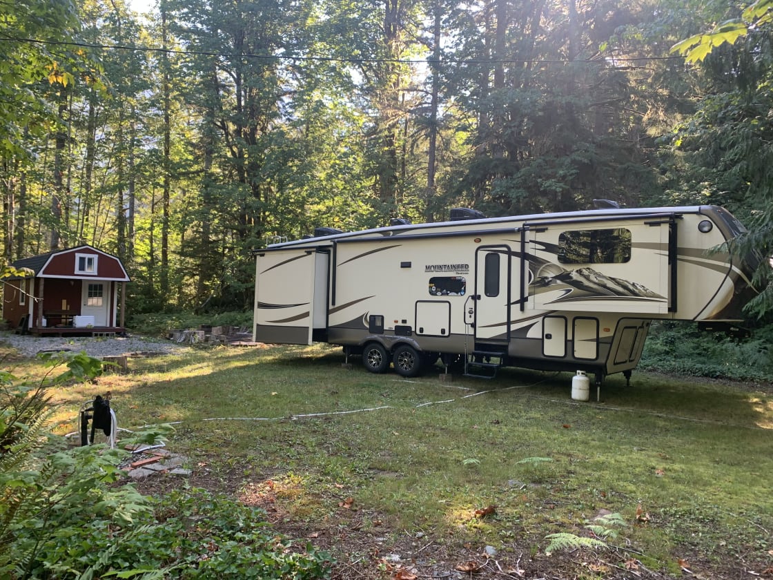 Able to fit large fifth wheel with slide outs!  Just back straight in, there’s an RV outlet on the front of “the shed” as well as the side of the lot. 