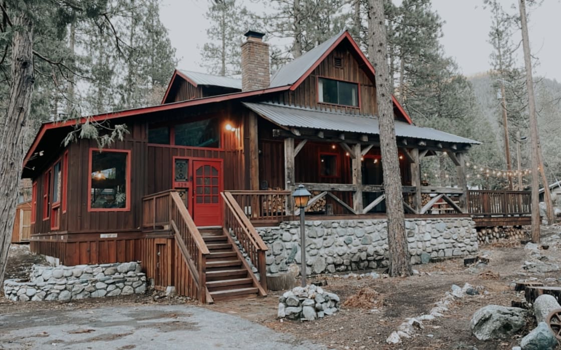 Cozy cabin a stones throw away from the Yuba River.