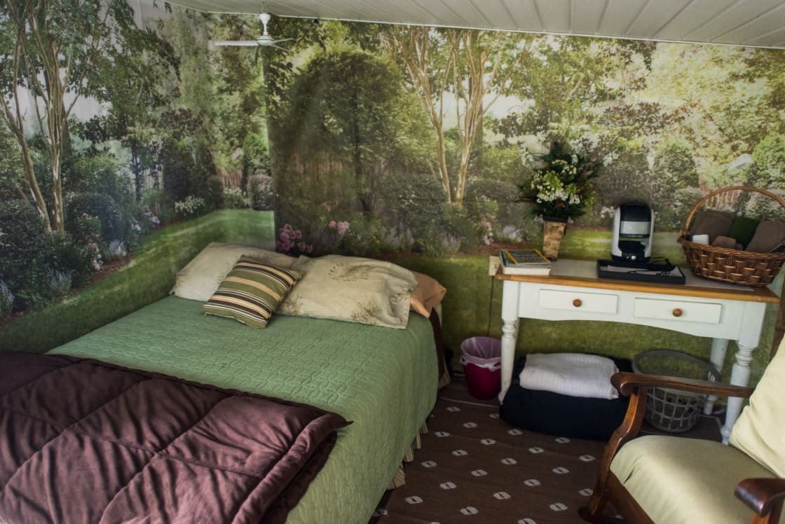 Great little bedroom in this wooded oasis.
