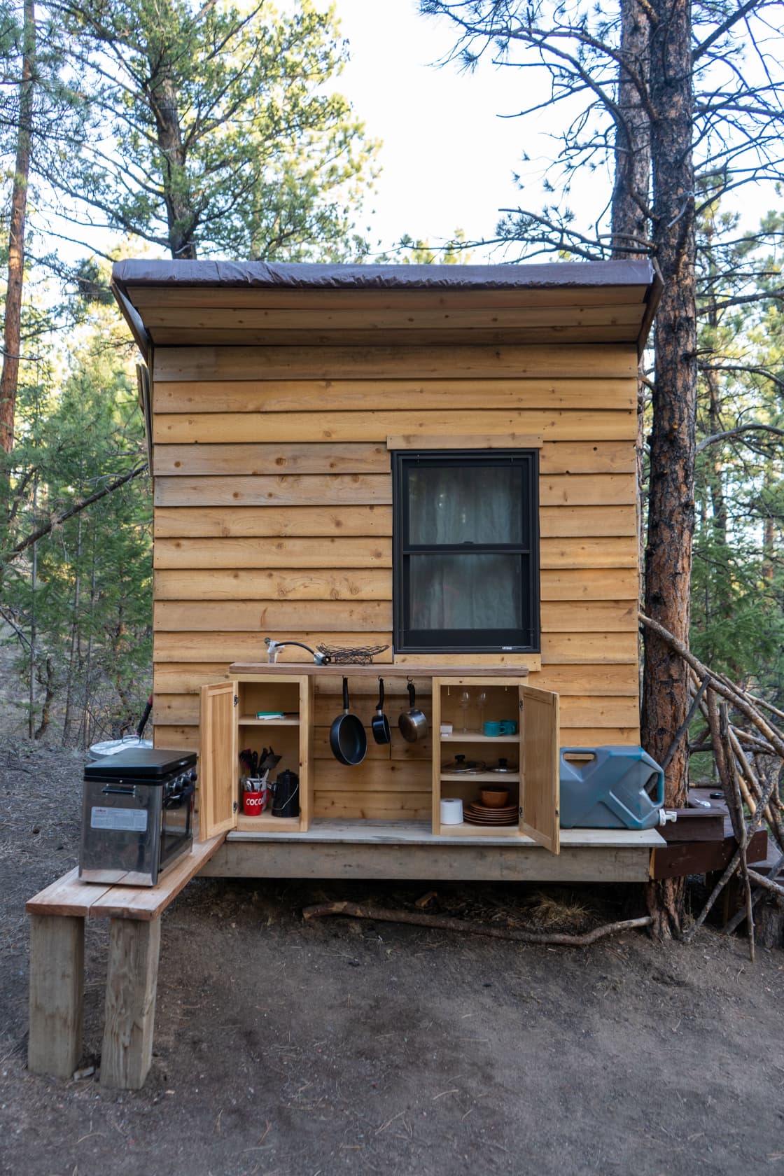 The side view. The Cabin comes with pans, a stove, utensils, a lighter and a water jug. Basically, everything you would need