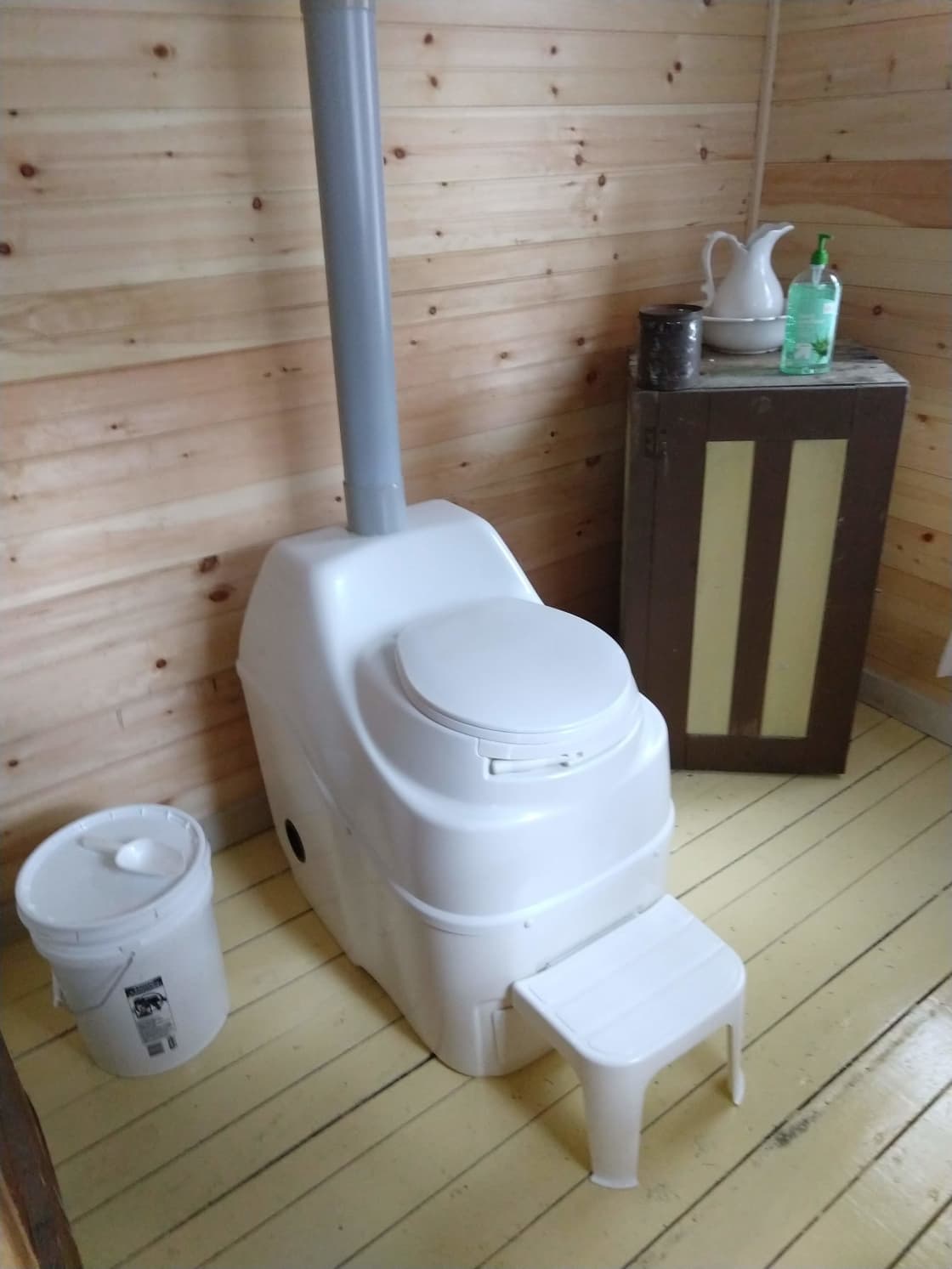 Composting toilet, easy to use and doesn't smell