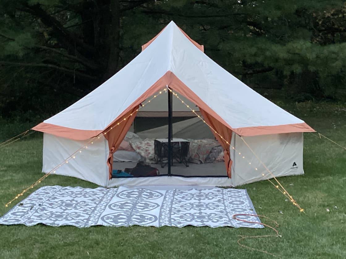 The Glamping tent was spacious, comfortable, and the lights added a wonderful ambiance! We heard a bard owl during the night and fell asleep to crickets. 