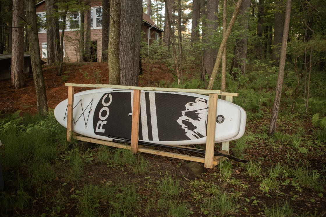 There is even a fun little wooded step down to the lake that can help you get on your paddleboard!