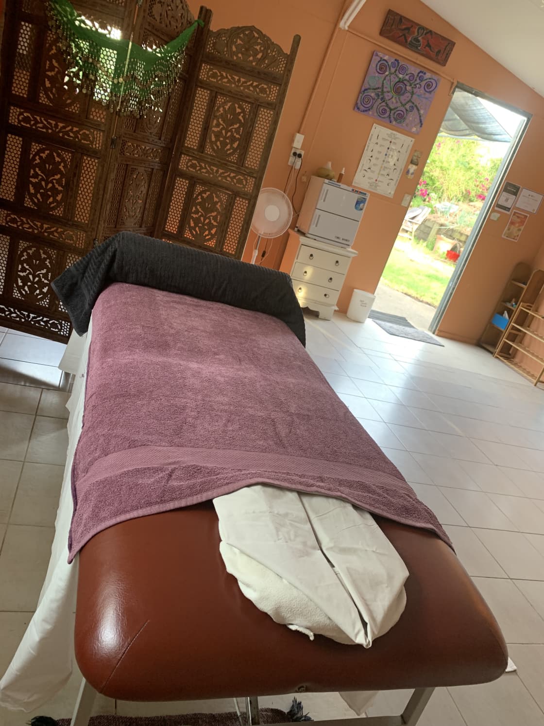 Aromatherapy oils, hot towels and stretching techniques are used to ease aches and pains and help you feel relaxed and renewed.