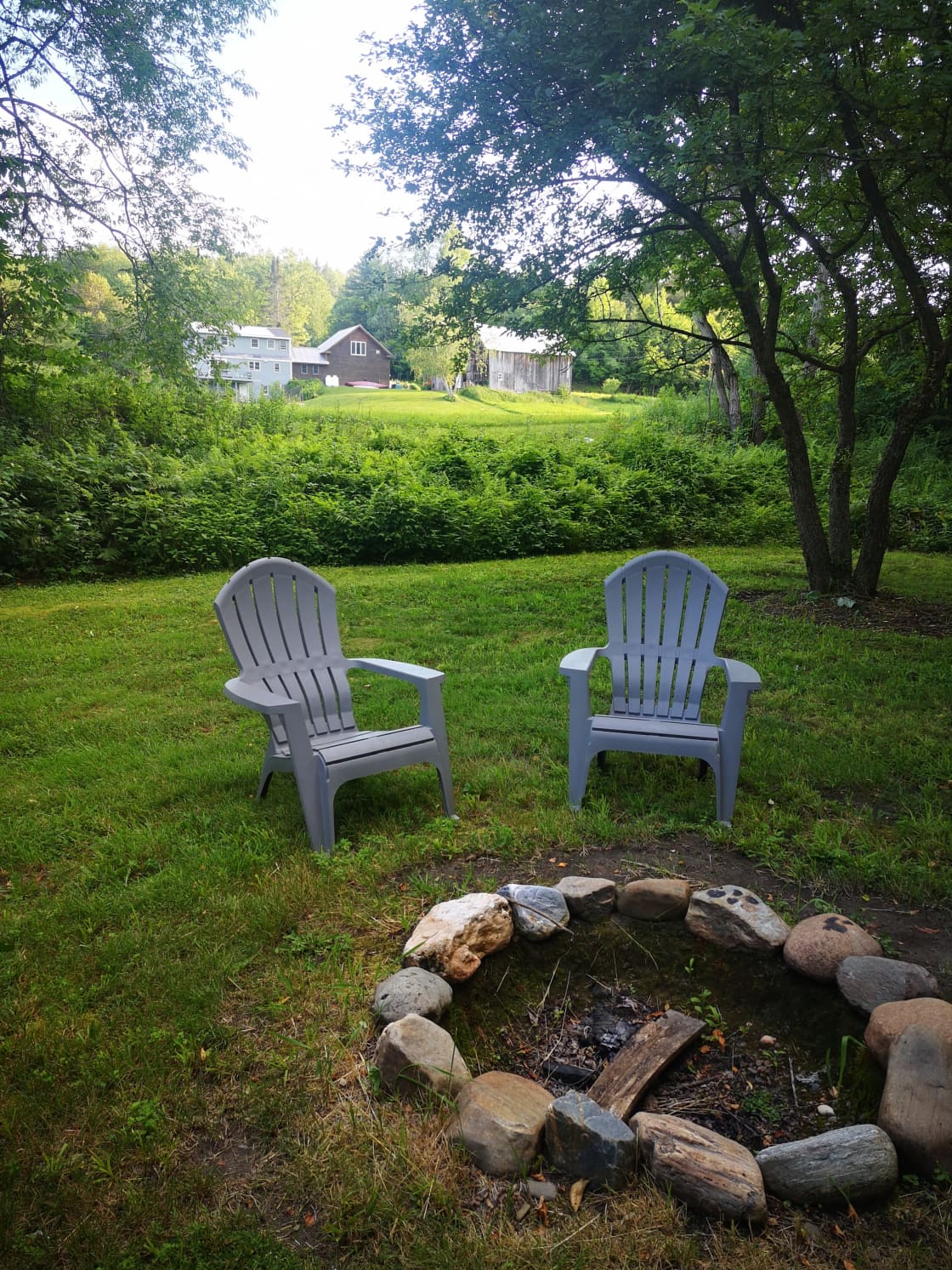 Nice firepit, beautiful trees and comfortable chairs. The camping site is right between Chris's farm and a nice little stream. At night we even saw fireflies in the bushes and fields! Loved it.