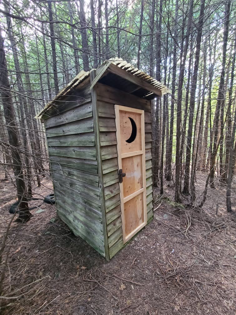 Stellar outhouse! Clean, well built, lots of supplies. 
